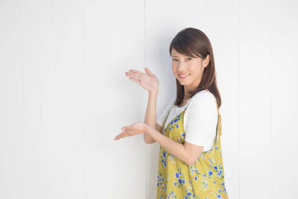 Japonská Žena Zelených Šatech Gestikulace Bílém Pozadí — Stock fotografie