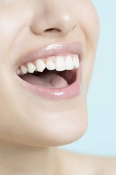 Närbild Kvinna Med Vackert Leende Och Tänder — Stockfoto