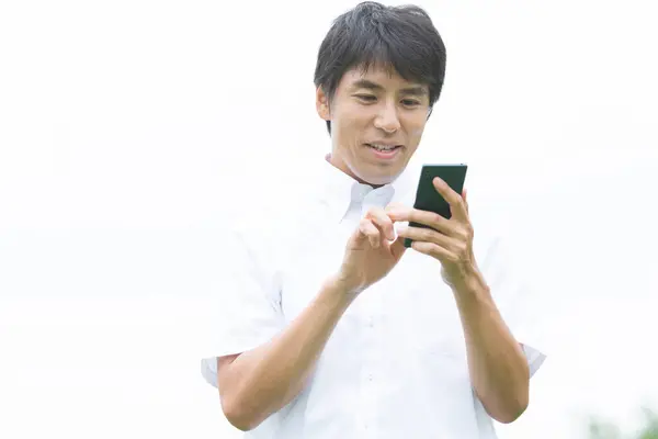 Joven Asiático Hombre Usando Móvil Teléfono — Foto de Stock