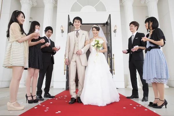 Счастливая Молодая Японская Невеста Жених Гостями Свадебной Церемонии — стоковое фото