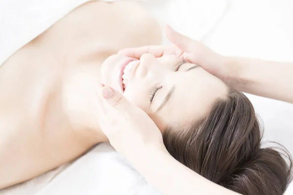 Jovem Bela Mulher Japonesa Desfrutando Massagem Facial Centro Spa — Fotografia de Stock