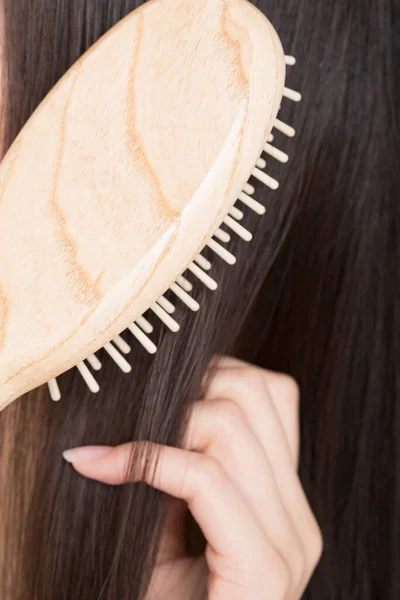 Mooie Aziatische Vrouw Borstelen Haar Haar — Stockfoto