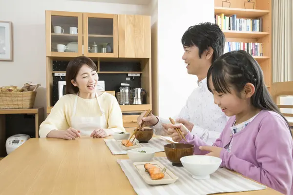 Felice Famiglia Asiatica Che Colazione Insieme Cucina — Foto Stock