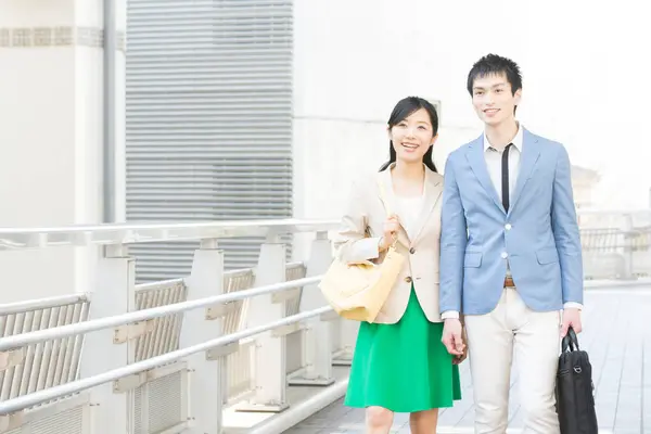 Asiatisk Affärsman Och Kvinna Kostym Promenader Staden — Stockfoto