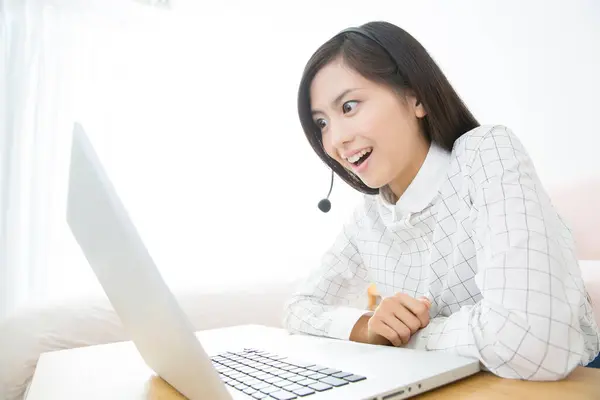 Asiatische Frau Mit Laptop Computer — Stockfoto