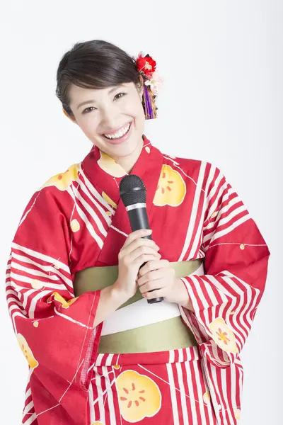 Portrait Belle Jeune Femme Avec Kimono Traditionnel Japonais Tenant Microphone — Photo