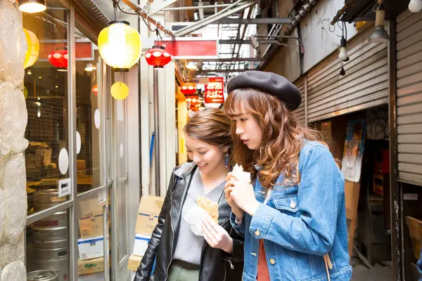 Δύο Νεαρές Γυναίκες Που Τρώνε Σνακ Στο Δρόμο — Φωτογραφία Αρχείου