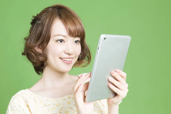 Portret Pięknej Japonki Korzystającej Tabletu Zielonym Tle — Zdjęcie stockowe