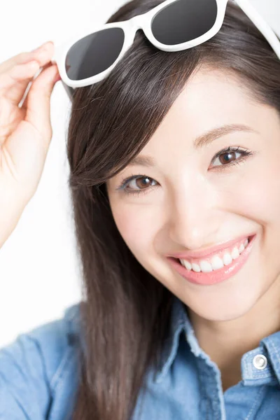 Glimlachen Jong Aziatisch Vrouw Met Zonnebril Geïsoleerd Wit — Stockfoto