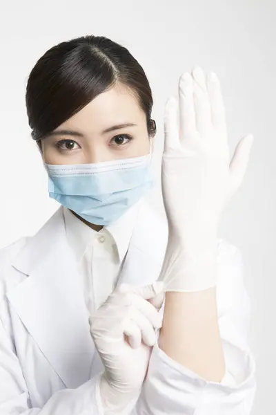 Arzt Mit Schutzmaske Und Handschuhen Auf Weißem Hintergrund — Stockfoto