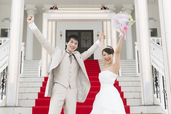 Портрет Красивої Щасливої Молодої Азіатської Весільної Пари — стокове фото