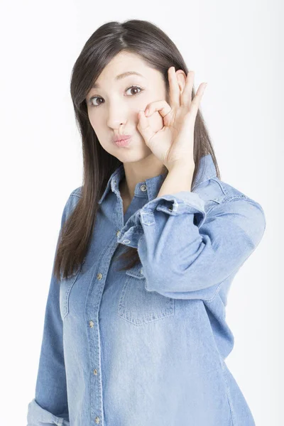 Hermosa Mujer Japonesa Mostrando Gesto Sobre Fondo Blanco — Foto de Stock