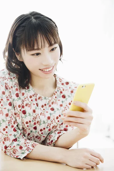 Portret Uśmiechniętej Młodej Azjatki Korzystającej Smartfona — Zdjęcie stockowe