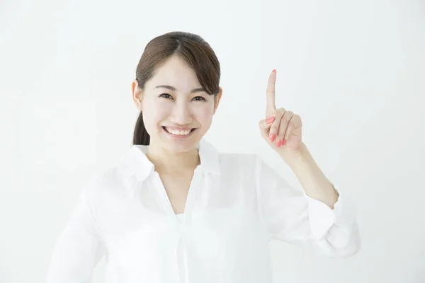 Mulher Japonesa Bonita Mostrando Algo Com Dedo Indicador Fundo Branco — Fotografia de Stock