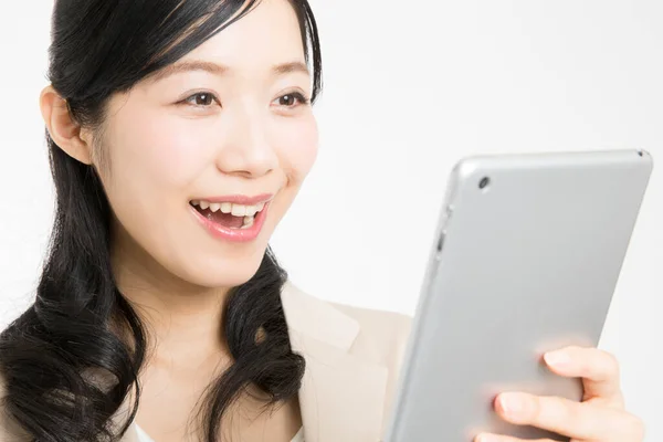 漂亮的日本女商人用平板电脑在白色背景上的肖像 — 图库照片