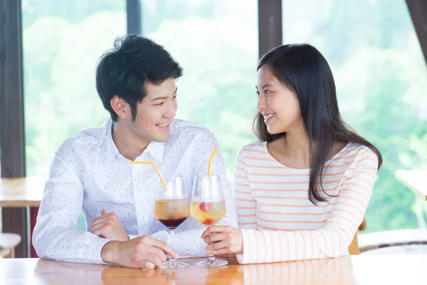 Lyckligt Japanskt Ungt Par Med Cocktails Kafé — Stockfoto