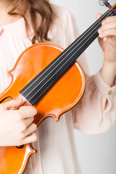Mulher Posando Com Violino Perto — Fotografia de Stock