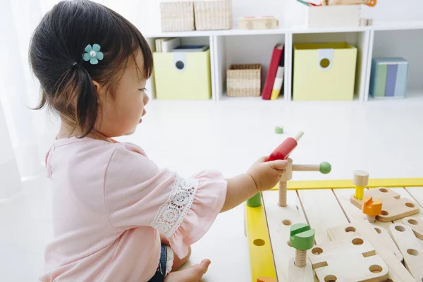 Zbliżenie Strzał Słodkie Japoński Dziewczyna Gra Zabawki Domu Wnętrze — Zdjęcie stockowe