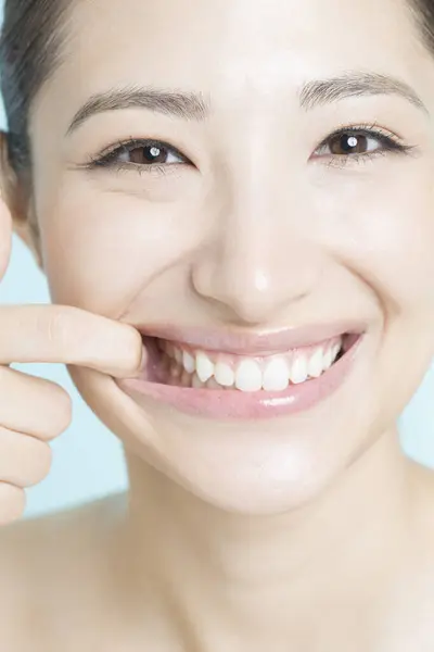 Asian Girl Showing Her Teeth Her Mouth Pulling Wide Open — Stock Photo, Image
