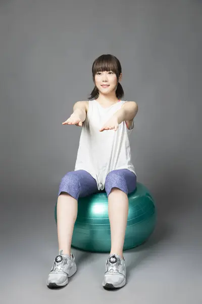 Молодая Азиатка Спортивной Одежде Упражняющаяся Мячом — стоковое фото