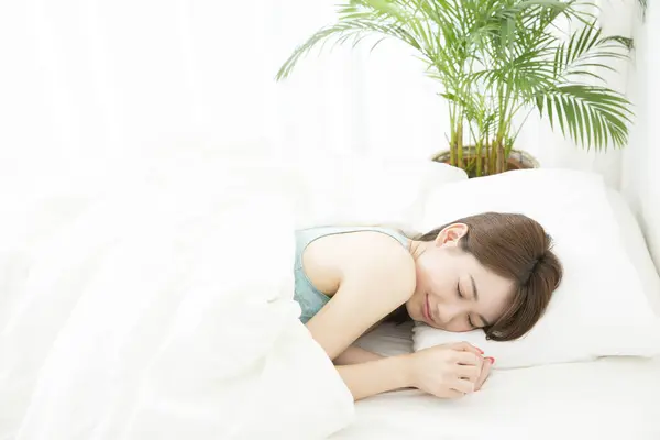 Güzel Asyalı Kadın Yatak Odasında Uyuyor — Stok fotoğraf
