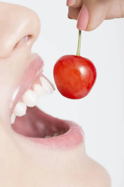 Zbliżenie Strzał Piękny Dziewczyna Będzie Jeść Słodki Wiśnia Odizolowany Biały — Zdjęcie stockowe