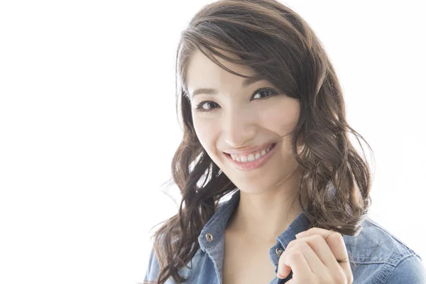 Gülümseyen Genç Asyalı Kadın — Stok fotoğraf