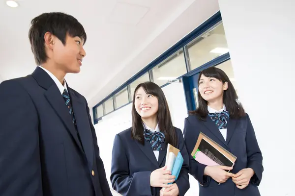 Jóvenes Estudiantes Japoneses Alegres Con Libros Escuela Japonesa —  Fotos de Stock