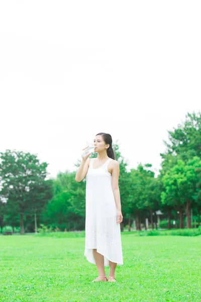 Beautiful Japanese Woman Drinking Water Green Summer Park Daytime — Stock Photo, Image