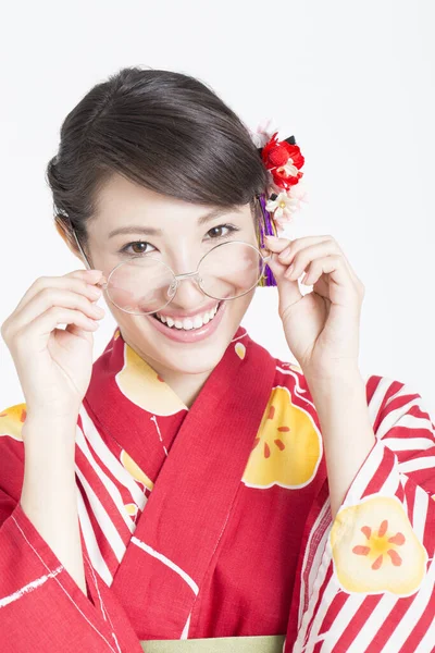 Belle Femme Kimono Rouge Traditionnel Avec Des Lunettes — Photo