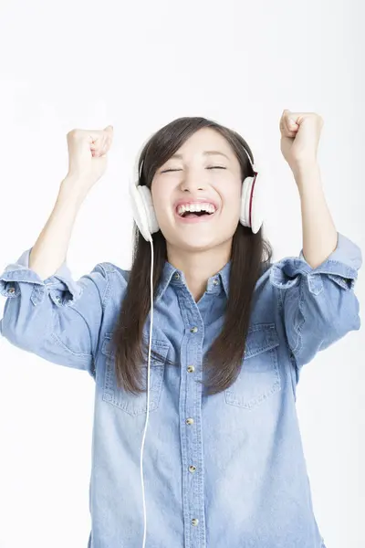 Młoda Piękna Azjatycka Kobieta Słuchać Muzyki — Zdjęcie stockowe