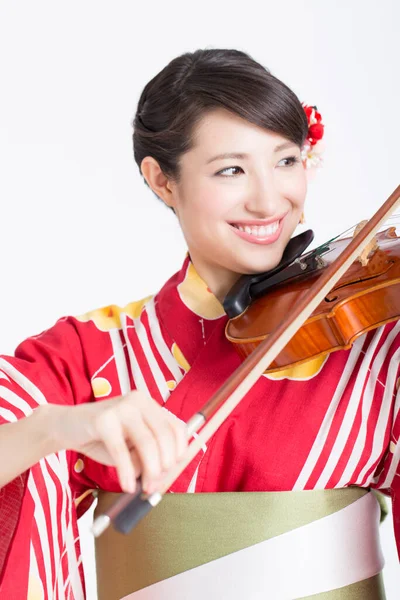 Ritratto Bella Giovane Donna Con Tradizionale Giapponese Kimono Suonare Violino — Foto Stock