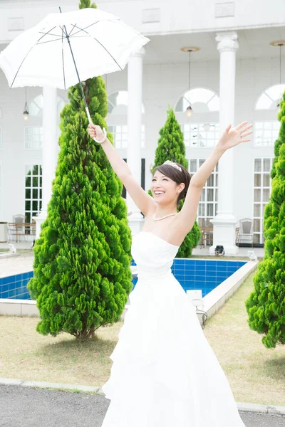 Retrato Bela Noiva Jovem Vestido Elegante Segurando Guarda Chuva Branco — Fotografia de Stock
