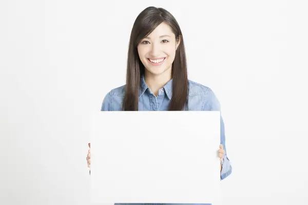 Giovane Donna Asiatica Mostrando Carta Bianca Sfondo Bianco — Foto Stock