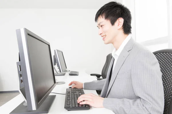 Lächelnder Asiatischer Mitarbeiter Der Büro Mit Dem Computer Arbeitet — Stockfoto