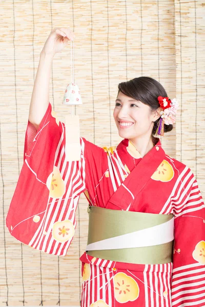 Retrato Una Hermosa Joven Usando Kimono Tradicional Japonés —  Fotos de Stock