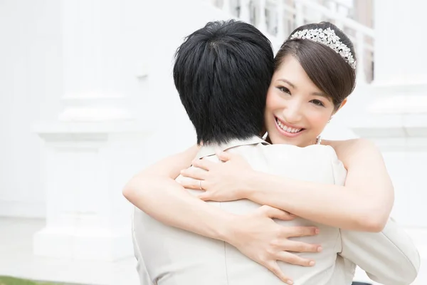 美丽而快乐的亚洲年轻夫妇拥抱的肖像 — 图库照片