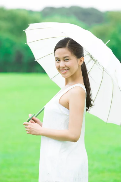 Junge Japanerin Mit Weißem Regenschirm Spaziert Grünen Sommerpark Tagsüber Porträt — Stockfoto