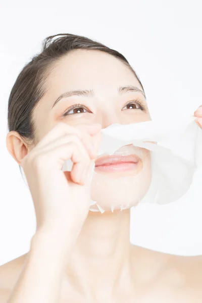 Jovem Mulher Asiática Decolando Máscara Folha Branca Conceito Cuidados Com — Fotografia de Stock