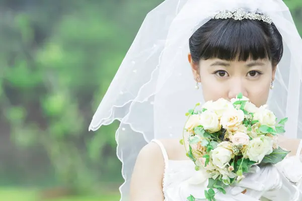 Bela Noiva Japonesa Com Buquê Flores Brancas — Fotografia de Stock