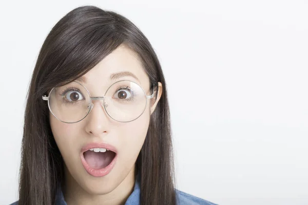 Sorpreso Bruna Asiatico Donna Con Occhiali Isolato Bianco — Foto Stock