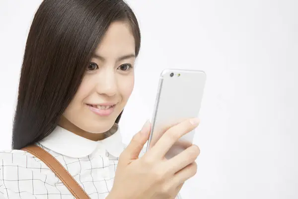 亚洲妇女与智能手机 — 图库照片