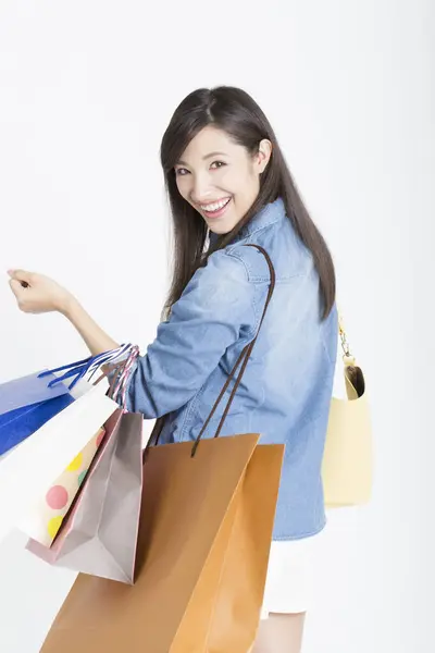 Mooie Glimlachende Japanse Vrouw Met Boodschappentassen Kijken Naar Camera Geïsoleerd — Stockfoto