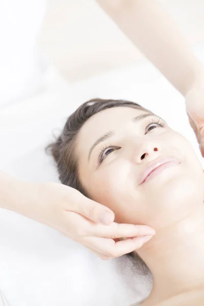 Jovem Bela Mulher Japonesa Desfrutando Massagem Facial Centro Spa — Fotografia de Stock