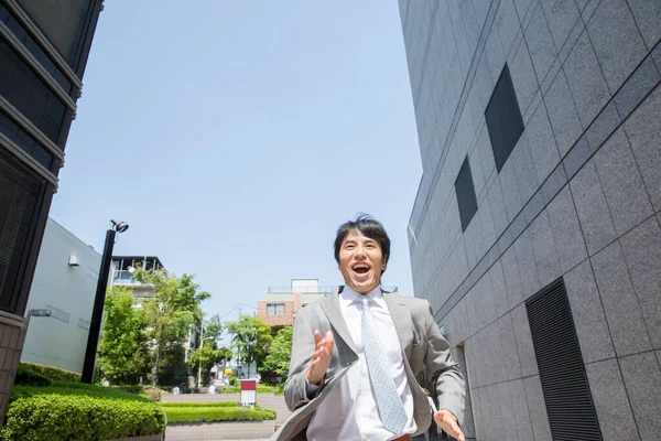 Yakışıklı Profesyonel Japon Adamı Sokakta Koşuyor — Stok fotoğraf