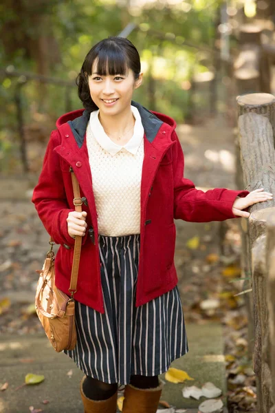 Jovem Asiático Menina Outono Parque — Fotografia de Stock