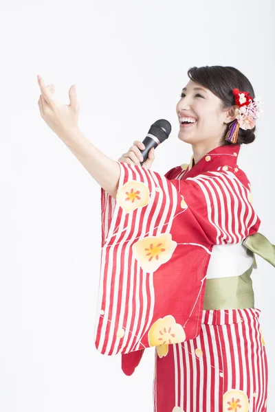 Ritratto Bella Giovane Donna Con Tradizionale Giapponese Kimono Possesso Microfono — Foto Stock