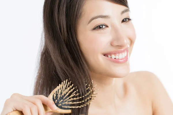 Hermosa Mujer Japonesa Cepillándose Pelo Con Peine Sobre Fondo Blanco — Foto de Stock