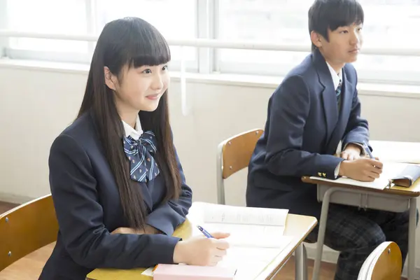 Unga Japanska Studenter Studerar Klassrummet — Stockfoto