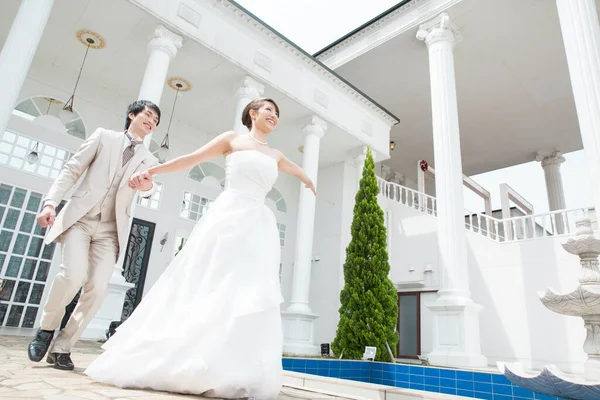 Porträt Der Schönen Glücklichen Jungen Asiatischen Hochzeitspaar — Stockfoto